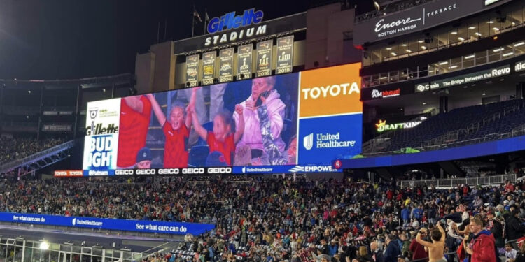 FOTO/ Kamera fikson vajzat e gazetarit shqiptar me fanellat kuqezi, gjithë stadiumi në Amerikë i duartroket