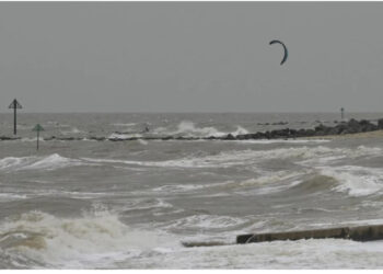 Jepet alarmi në Britani dhe në Francë: Stuhia Ciaran do të godasë fort