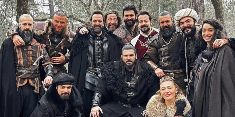 FOTO/ Veprimi i papritur i aktorit të famshëm turk! Shpërngulet në Shqipëri me familjen