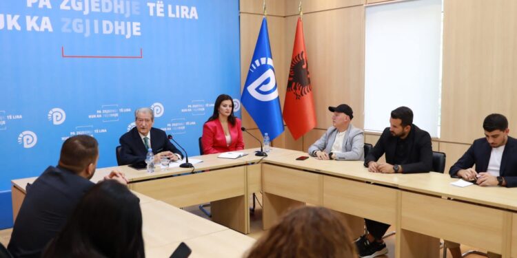 Berisha: Lulzim Basha i kishte vënë gjobë atij të kullave, prandaj e sulmonte. Edhe Papulin e sulmoi qëllimisht