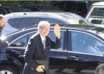 SPAK e rrethoi, Berisha i buzëqeshur me dy gishtat lart