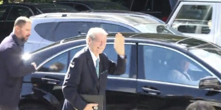 SPAK e rrethoi, Berisha i buzëqeshur me dy gishtat lart