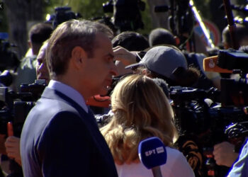 FOTOLAJM/ Ndryshe nga të tjerët, Mitsotakis “thyen rregullin” pasi u prit nga Rama