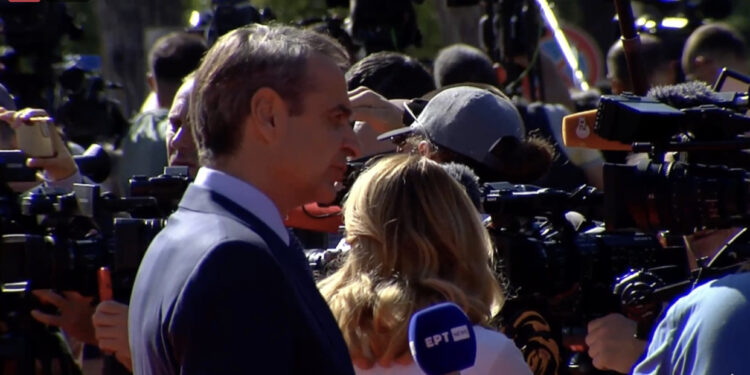 FOTOLAJM/ Ndryshe nga të tjerët, Mitsotakis “thyen rregullin” pasi u prit nga Rama