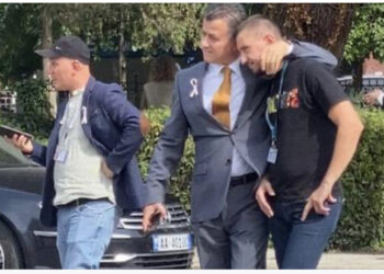 FOTO/ Flamur Noka përqafon kameramanin që i filmoi telefonin Berishës