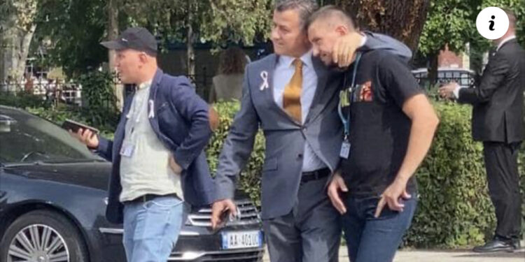 FOTO/ Flamur Noka përqafon kameramanin që i filmoi telefonin Berishës