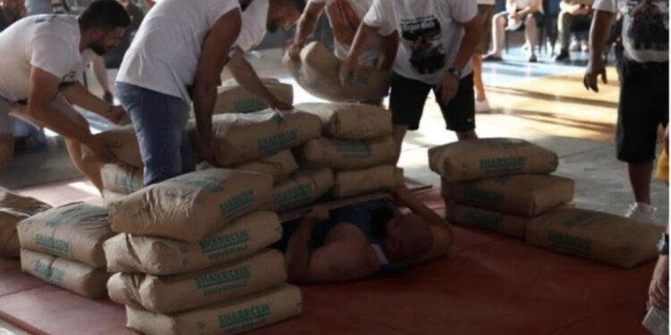 FOTO/ Shqiptari thyen rekordin Guinness, mban 1500 kg çimento mbi trup