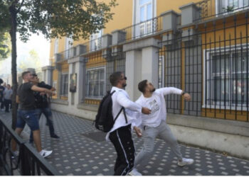 Vezë drejt ministrisë së Arsimit! Studentët bllokojnë rrugën: Duam zgjidhje!