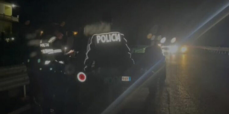 Makina përplas këmbësorin në mes të autostradës, niset drejt spitalit