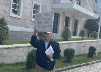 “Edi, mos luaj me ditët tona të fundit”! Pensionisti i shkon Ramës i vetëm poshtë zyrës
