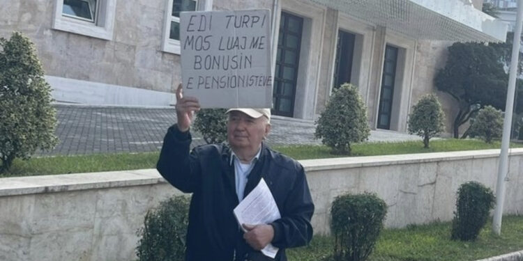 “Edi, mos luaj me ditët tona të fundit”! Pensionisti i shkon Ramës i vetëm poshtë zyrës