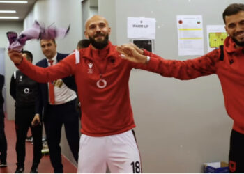 Këngë, valle dhe përqafime! Festa kuqezi brenda dhomave të zhveshjes