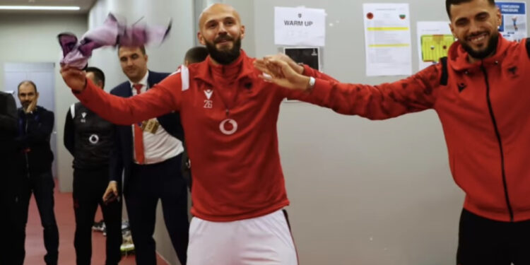 Këngë, valle dhe përqafime! Festa kuqezi brenda dhomave të zhveshjes