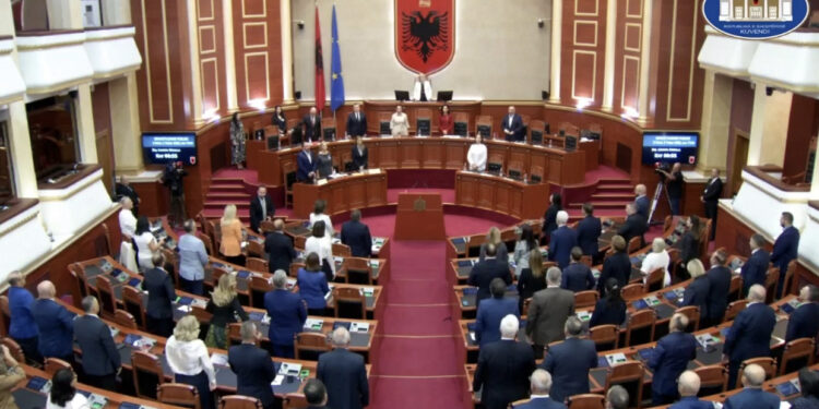 Kuvendi i Shqipërisë 1 minutë heshtje për Afrim Bunjakun: Heroi i Kosovës