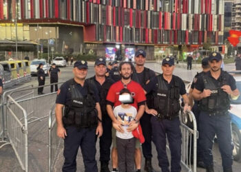 I rrethuar nga policë, Ballist Morina shfaqet në “Air Albania” në mbështetje të Shqipërisë