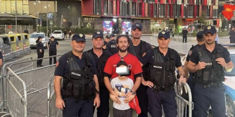 I rrethuar nga policë, Ballist Morina shfaqet në “Air Albania” në mbështetje të Shqipërisë