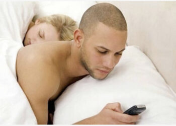 “Burri më tradhtoi me shoqen time të ngushtë”/ Gruaja ‘shokon’ me rrëfimin: Pas 21 vitesh martesë..