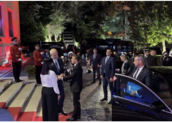 Macron në Tiranë, pritet nga kryeministri Rama