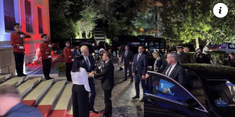 Macron në Tiranë, pritet nga kryeministri Rama