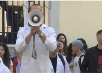 Studentët e Mjekësisë bojkotojnë ditën e parë të mësimit dhe protestojnë: Shfuqizoni ligjin për punën e detyruar!