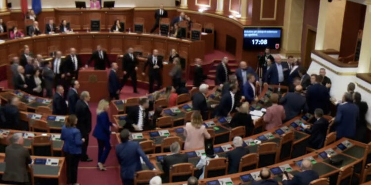 Nallbati shtyn Sinajn! Përplasje fizike në Kuvend! Deputetët e PD-së shkojnë drejt kampit socialist