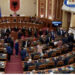 Nallbati shtyn Sinajn! Përplasje fizike në Kuvend! Deputetët e PD-së shkojnë drejt kampit socialist