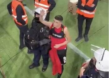 VIDEO/ Jasir Asani i dha fanellën tifozit legjendar të Kombëtares