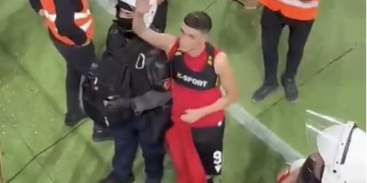 VIDEO/ Jasir Asani i dha fanellën tifozit legjendar të Kombëtares