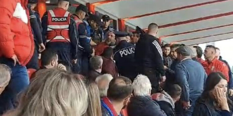 VIDEO/ Skandal në Korçë! Dhunohet presidenti i ekipit të “Skënderbeut”