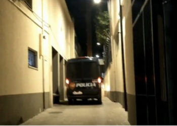 FOTO/ Hapet dera, momenti kur dhëndri i Berishës futet në qeli