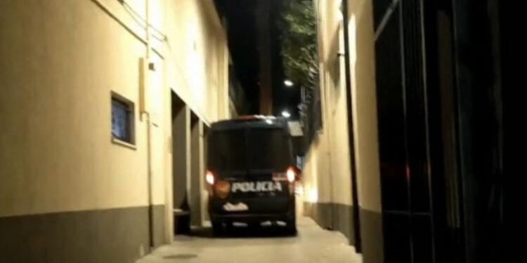 FOTO/ Hapet dera, momenti kur dhëndri i Berishës futet në qeli