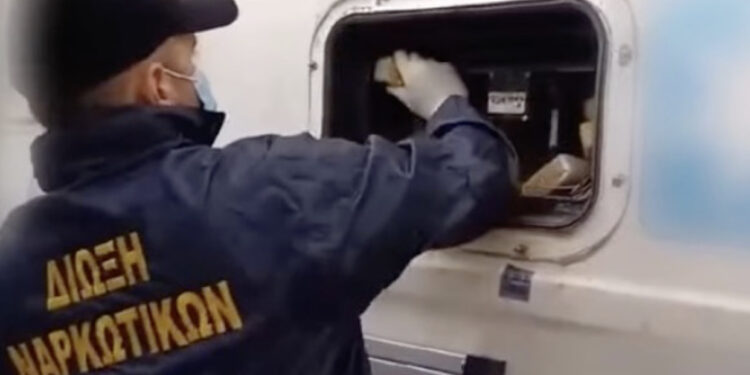 Shqiptarët futën në “valle” ish-futbollistin grek? Si u zbulua 66 kg kokainë në port