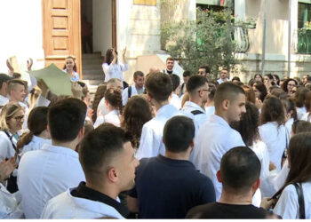 Punë me detyrim ose paguani shtetit 2500 euro në vit, studentët vijojnë protestën