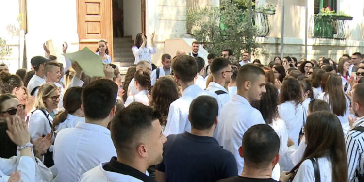 Punë me detyrim ose paguani shtetit 2500 euro në vit, studentët vijojnë protestën