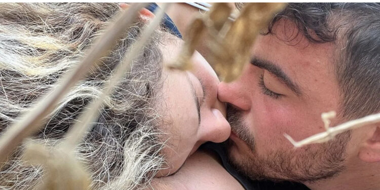 Puthje mes plumbash, çifti shkrep kujtimin për familjarët: Jemi dashur deri në fund!