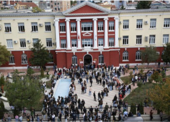 Nis sot viti i ri akademik në Shqipëri, ulet numri i studentëve nëpër auditore