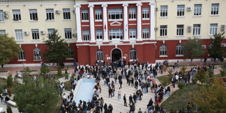 Nis sot viti i ri akademik në Shqipëri, ulet numri i studentëve nëpër auditore