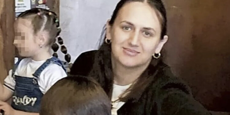 FOTO/ Kjo është gruaja që burri e mbyti me duar! “I lashë fëmijët rrugëve”