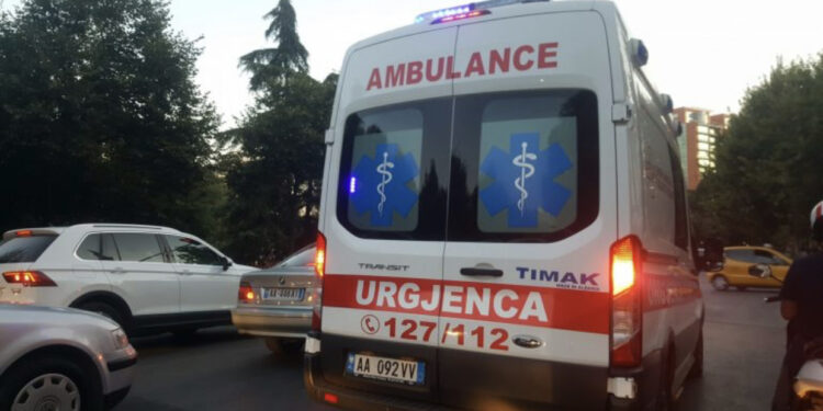 Digjet duke gatuar në banesë, 58-vjeçarja niset me urgjencë drejt QSUT