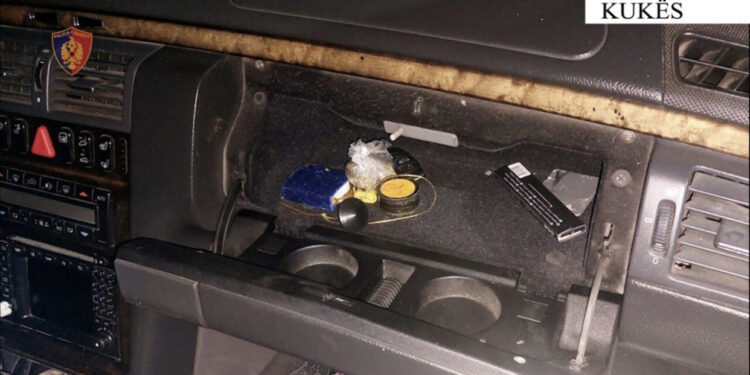 Lëvizte me automjet, me kanabis dhe shkop bejsbolli, ndërkohë që ishte në “arrest shtëpie”, pranga 19-vjeçarit