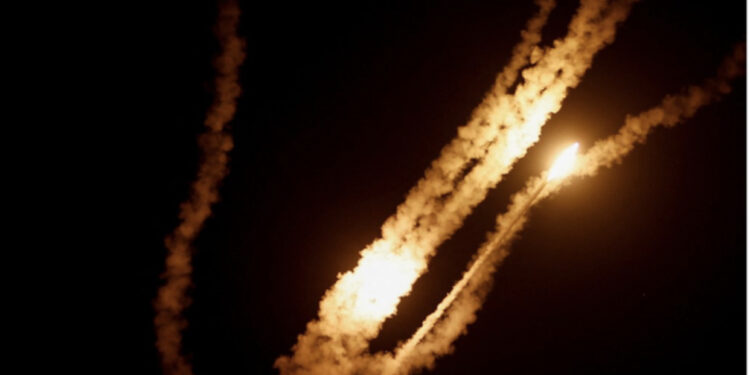 Hamasi nuk bën hapa pas, lëshon 150 raketa drejt Tel Avivit