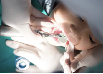 Drama në Tiranë! Dentisti e la në narkozë dhe nuk hapte telefonin, fëmija vdiq në QSUT