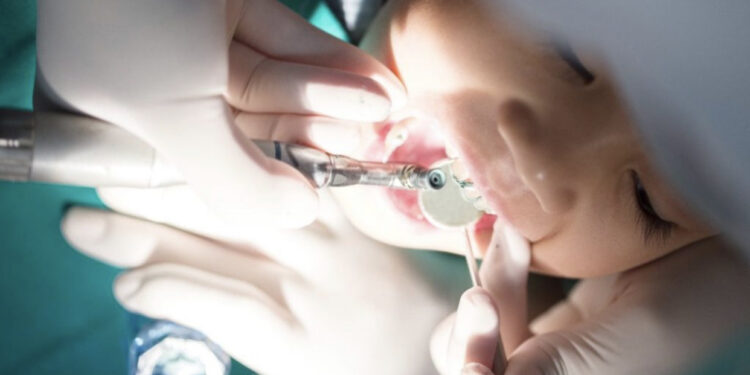 Drama në Tiranë! Dentisti e la në narkozë dhe nuk hapte telefonin, fëmija vdiq në QSUT