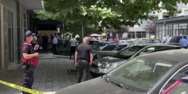 E rëndë në Përmet, 38-vjeçari plagos me armë gjahu kushëririn