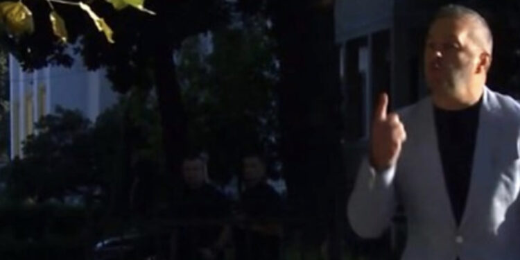 VIDEO/ “Hajde këtu, s’ke turp, na tregoni pazaret”, deputeti përplaset me protestuesit para parlamentit