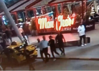 Me kapele po priste avionin! Momenti kur tre agjentë i hedhin prangat Malltezit