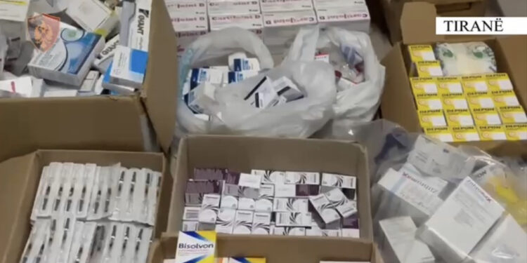 “Mbushën” Shqipërinë me ilaçe kontrabandë! 16 të arrestuar, 50 mijë Euro mall