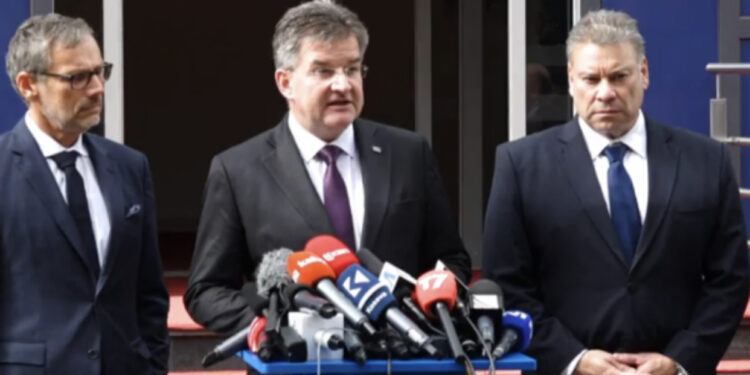 5 diplomatë në zyrën e Kurtit, Lajçak: I dorëzuam draftin, sa më shpejt Asociacioni