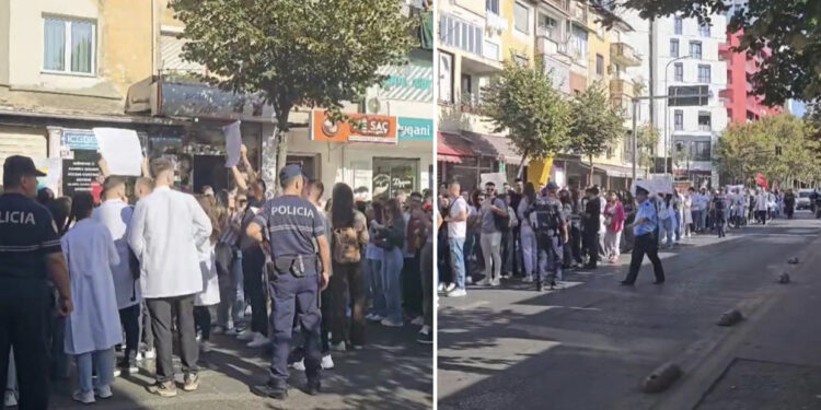 Studentët e Mjekësisë nuk dorëzohen, protestë para Ministrisë së Arsimit