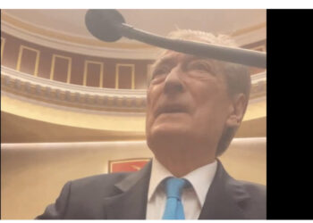 Nikolla ndërpret parlamentin, Berisha futet LIVE në Facebook: Nuk tërhiqemi!